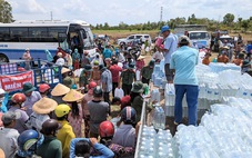 Công an An Giang gửi hàng nghìn bình nước ngọt đến Tiền Giang