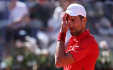 Bị chai nước rơi trúng đầu ở Rome Masters, Djokovic phải kiểm tra não