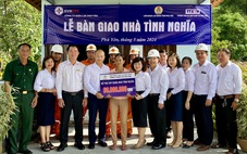 Điện lực Phú Yên trao tiền hỗ trợ xây 4 nhà tình nghĩa