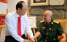 Trao huy hiệu 75 năm tuổi Đảng cho ông Phạm Trương