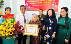 Trao huy hiệu 80 năm tuổi Đảng cho cụ bà 102 tuổi