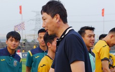 HLV Kim Sang Sik và ông Park xem đội hạng nhì thi đấu