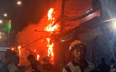 Gian hàng trước nhà văn hóa khu phố ở Biên Hòa cháy nổ dữ dội lúc rạng sáng