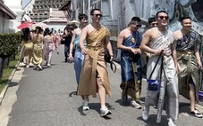 Thái Lan hút du khách nước ngoài bằng trang phục truyền thống