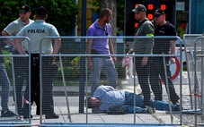 Thủ tướng Slovakia bị ám sát, đạn bắn trúng bụng khiến châu Âu sốc