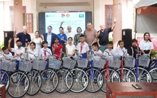 Cựu chiến binh Mỹ tặng xe đạp cho trẻ em Việt Nam