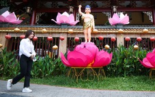 Cờ hoa rực rỡ khắp chùa chiền, đường phố ở TP.HCM dịp lễ Phật đản