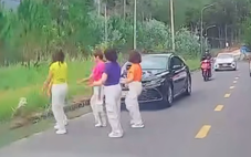 Nhóm phụ nữ chiếm đường, nhảy nhót trước đầu ô tô ở Đà Lạt