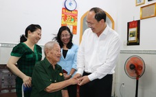 Lãnh đạo TP.HCM thăm hỏi, tặng quà chiến sĩ Điện Biên