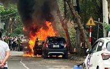 Xe BMW cháy trơ khung ở Hà Nội
