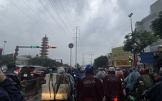 TP.HCM đang mưa dông nhiều nơi, người dân chú ý kẹt xe sáng đầu tuần