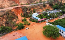 Mưa đầu mùa, cát đỏ tràn ngập cả đường và xe cộ ở Mũi Né