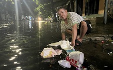 Đường phố Tuy Hòa ngập nặng sau trận mưa dông, dân tự móc rác khơi thông miệng cống