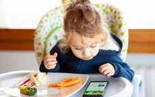 Trẻ em sử dụng điện thoại thông minh trong bữa ăn sẽ tăng nguy cơ béo phì