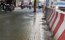 Xe chở nước mắm chảy trên quốc lộ, người đi xe máy bị trượt ngã