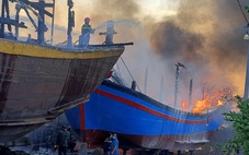 Khởi tố thợ hàn bất cẩn làm cháy 11 tàu cá ở Phan Thiết