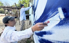 Họa sĩ về làng bích họa Tam Thanh vẽ thêm tranh tường