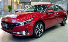 Tin tức giá xe: Hyundai Elantra giảm giá tới 125 triệu tại đại lý, bản cao hạng C nay ngang hạng B