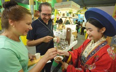 “Sâm tiến vua” hút khách tại Lễ hội Sâm và dược liệu quốc tế