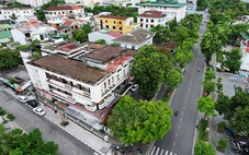 Vì sao hàng loạt trụ sở bị bỏ hoang trên ‘đất vàng’ ở Huế?