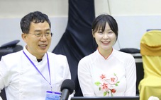 Nữ bình luận viên xinh đẹp Hàn Quốc mặc áo dài tại World Cup billiards TP.HCM