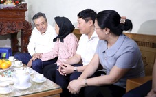 Chủ tịch Hà Nội thăm gia đình liệt sĩ khi chiến đấu ở sân bay Mường Thanh