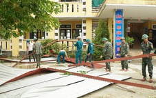 Lốc xoáy tàn phá một trường tiểu học ở Huế, buộc học sinh nghỉ học