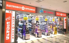 Các cửa hàng điện tử Nhật Bản siết hàng miễn thuế