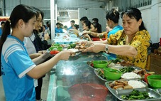 Thầy cô nấu ăn giúp học sinh ôn thi tại trường