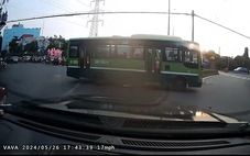 TP.HCM: Đình chỉ tài xế xe buýt cố ý vượt đèn đỏ