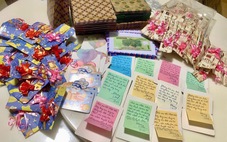 Cô chủ nhiệm gói quà, viết 40 tấm thiệp tặng học trò, nhận ‘mưa’ lời khen