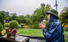Dòng người đội mưa đến viếng Nghĩa trang liệt sĩ quốc gia A1