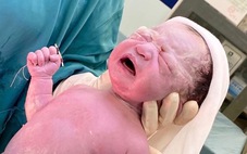 Tin tức sáng 14-6: Thú vị hình ảnh hai bé sơ sinh chào đời với vòng tránh thai trong tay