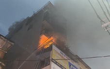 Cháy nhà 5 tầng trên phố Định Công Hạ, Hà Nội, nhiều người mắc kẹt