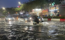 Cơn mưa dông từ ngoại thành kéo về trung tâm Hà Nội, cây cối ngã đổ
