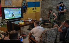 Binh sĩ Ukraine tranh thủ xem Euro 2024 ở hầm trú ẩn