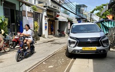 Đà Nẵng: Xe đậu tràn lan dưới đường ray, quá nguy hiểm