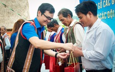 Bí thư thứ nhất Trung ương Đoàn Bùi Quang Huy thăm già làng, trưởng bản tỉnh Kon Tum