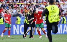 UEFA siết chặt an ninh sau sự cố CĐV lao xuống sân tiếp cận Ronaldo