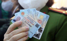 Người Việt Nam ra nước ngoài định cư có bị thu hồi căn cước công dân không?