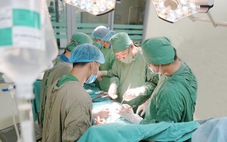 Cuộc đại phẫu '6 trong 1' cứu bệnh nhân ung thư dạ dày tái phát xâm lấn nhiều tạng
