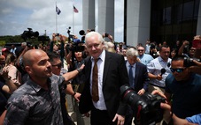 Nhà sáng lập WikiLeaks được trả tự do, đi máy bay riêng về Úc