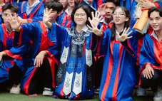 Nữ sinh mặc Việt phục trong lễ tốt nghiệp, thầy cô trầm trồ 'Đẹp dữ vậy'