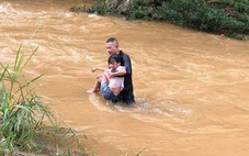 Hai thanh niên lao xuống dòng nước chảy xiết cứu bé gái 10 tuổi