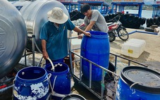 Vỡ đường ống nước vượt biển ra đảo: Hàng ngàn người dân phải xếp hàng lấy nước