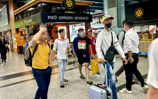 Bát nháo, chèo kéo khách ở sân bay Tân Sơn Nhất, sao chưa dẹp được?