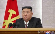 Các quan chức Triều Tiên đeo ghim có hình ông Kim Jong Un
