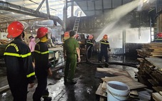 Cháy xưởng gỗ rộng hàng ngàn m2 tại Bình Định