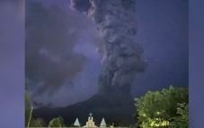 Video núi lửa Philippines phun cột tro bụi cao 5km