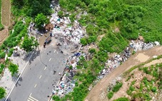 'Xắn tay' dọn bãi rác nằm giữa 2 phường, thuộc 2 địa phương Bình Dương và TP.HCM